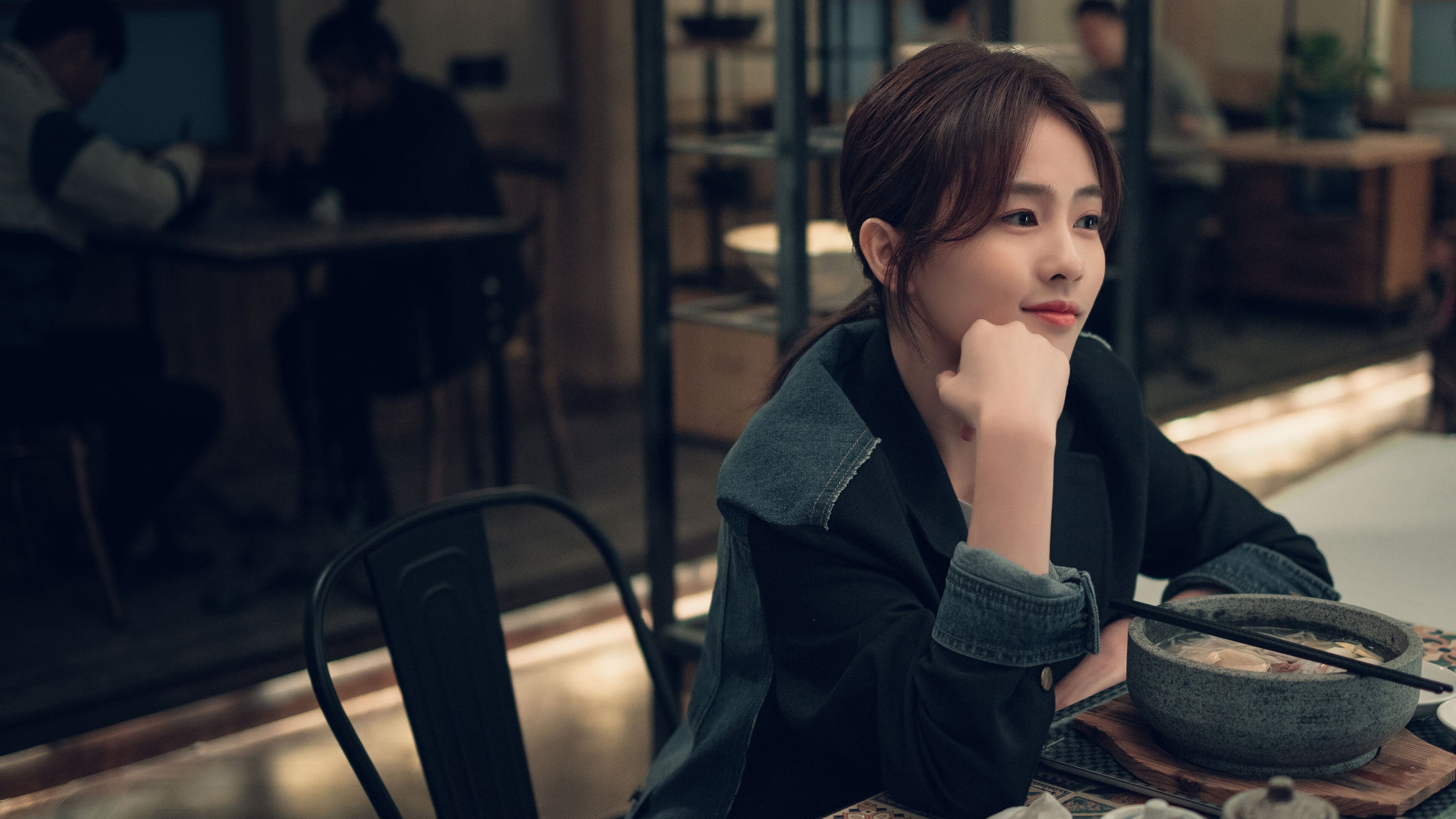 “岩壁飞跃:高空赛段的极限表现”,岩壁跳跃